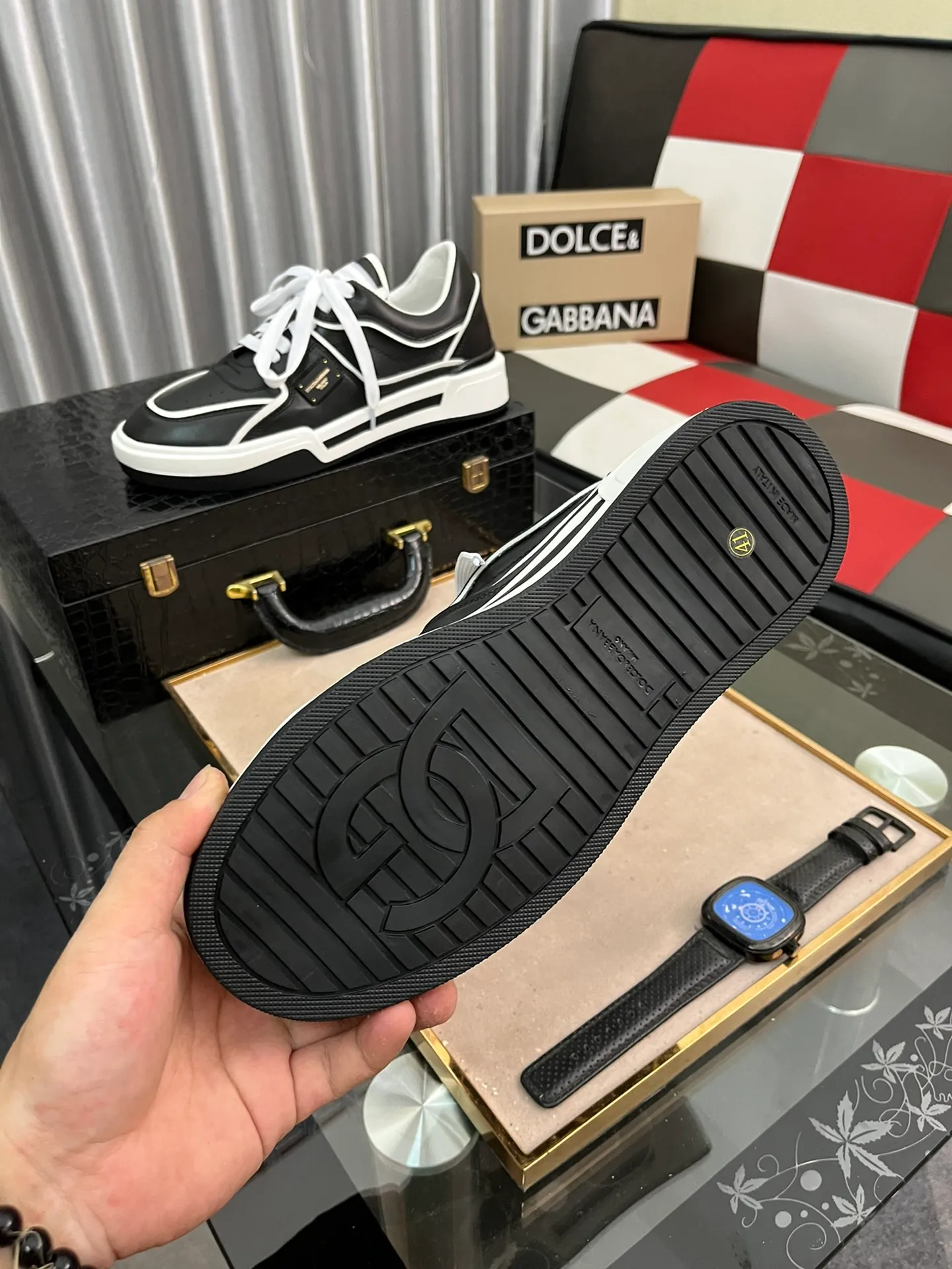 Ex-factory price 480⌚️⌚️DG Men's latest spring and summer 2022, this year's main style, there is no one of them. Super popular and handsome casual shoes. This style inherits the D family's always a little exaggerated yet fashionable style. Exquisite workmanship 🔸Many people love the use of silk cowhide, silk sheepskin lining, [strong][strong][strong] 🔸[strong][strong][strong], a perfect interpretation of the latest inspiration for shoes Classic and fashion are integrated, luxury dream surpasses fashion and high-end quality 💪💪Rubber outsole Size: 38-45, 5⃣️ colors available